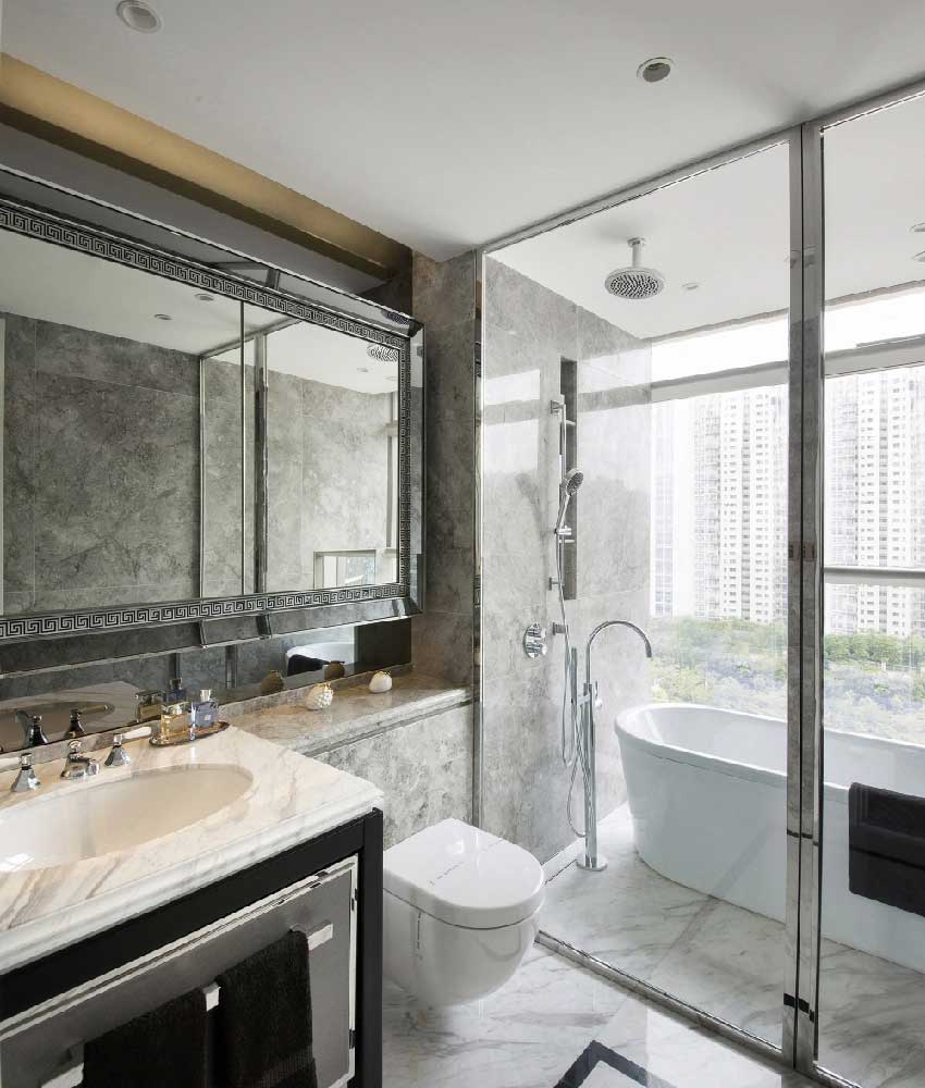 Modernes Bad mit Marmoroberflächen