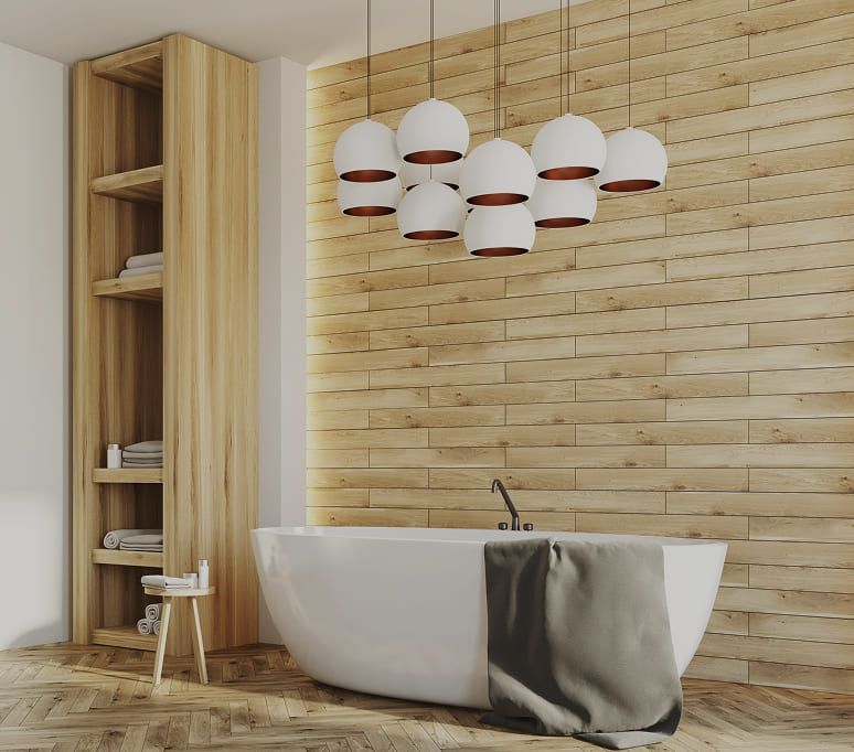 Frei stehende Badewanne auf Holzoptikfliesen